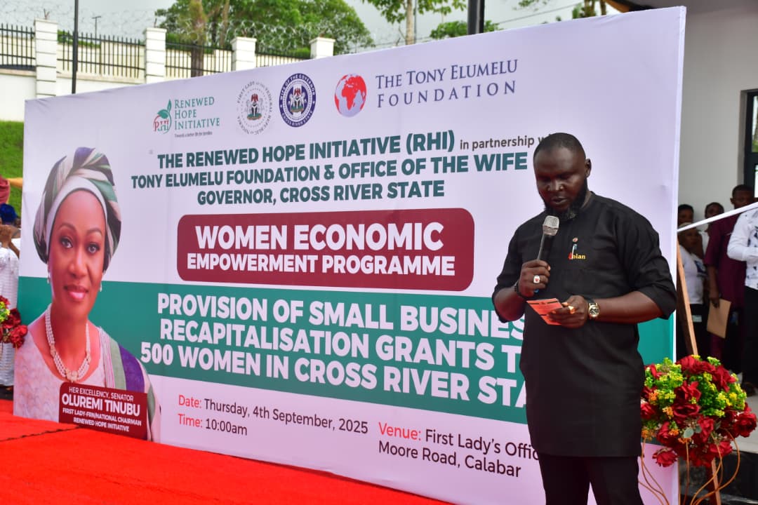 Sen. Oluremi Tinubu Empowers 500 Women Small-Scale Traders in Cross River